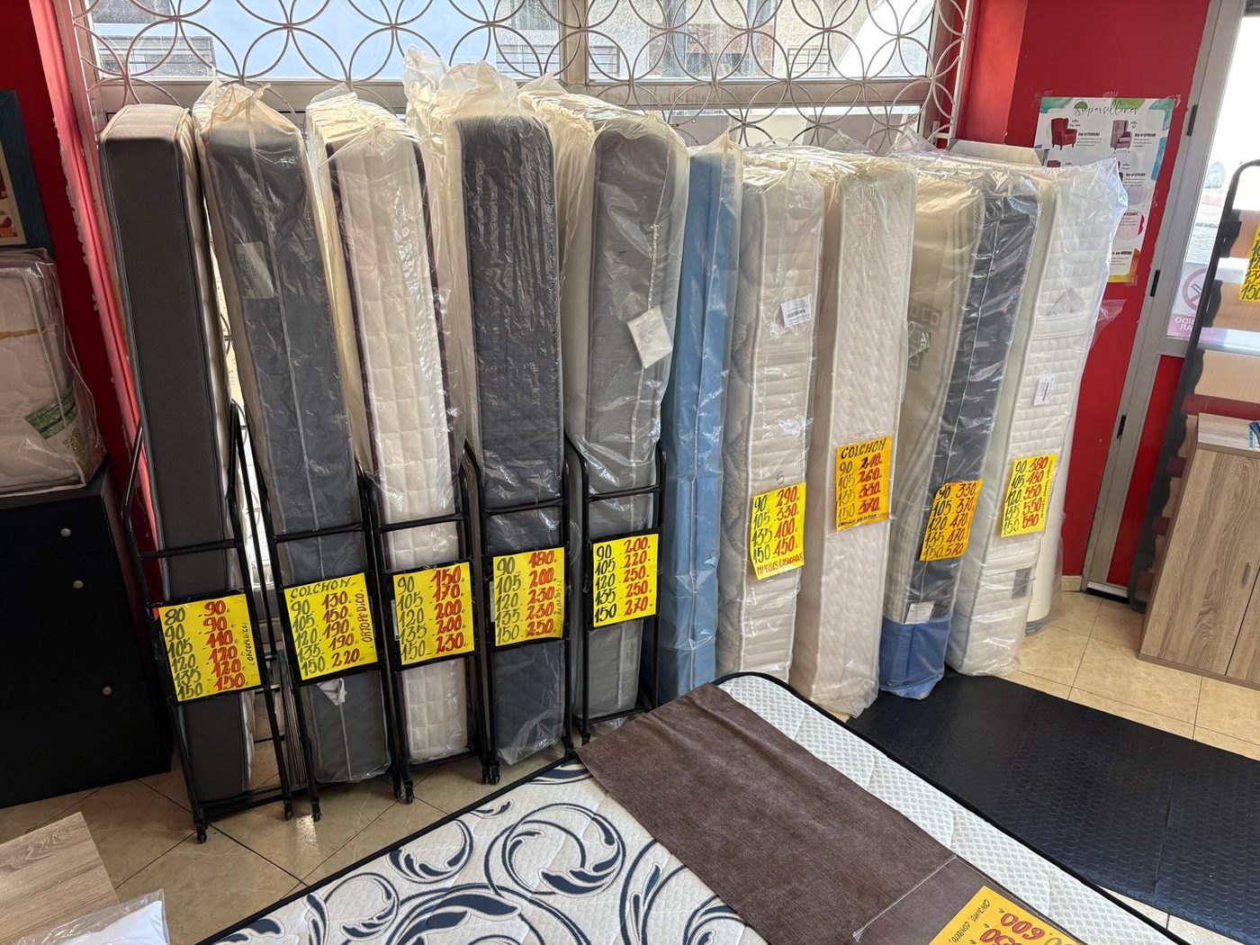 Stock de colchones disponibles en tienda con precios marcados