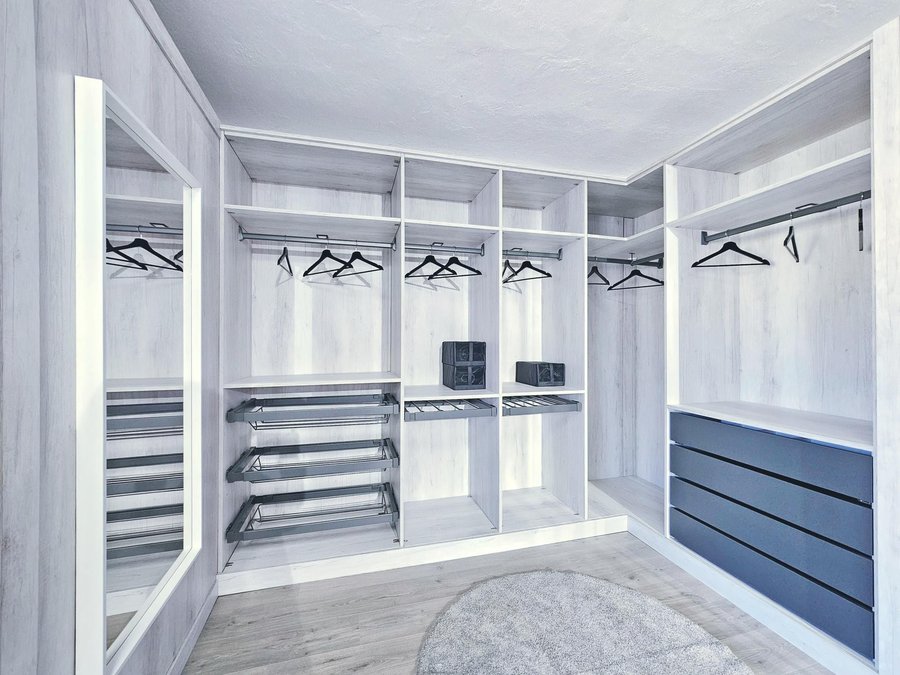 Vestidor en tonos grises con espejo