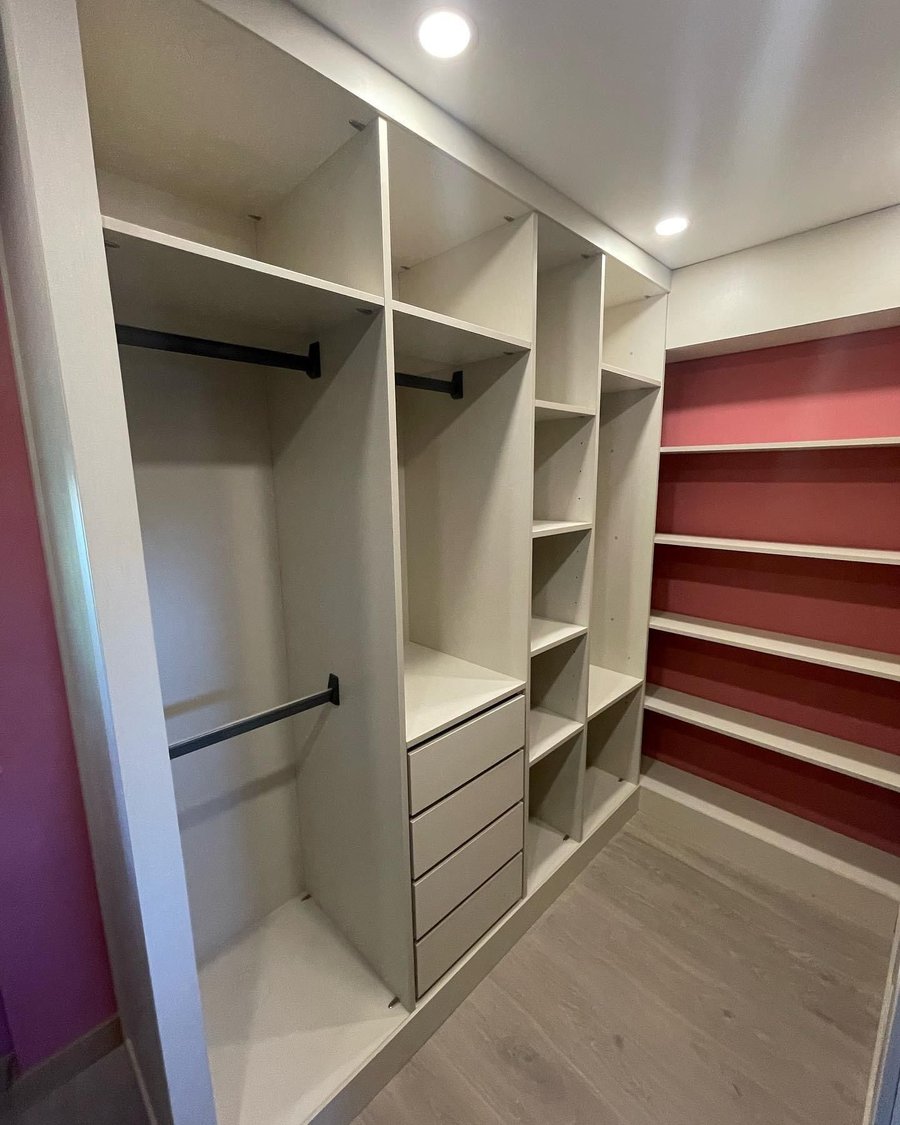 Vestidor empotrado con interior rojo